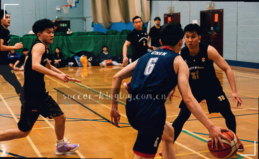 一个孩子坐在窗边，翻开泛黄书页。